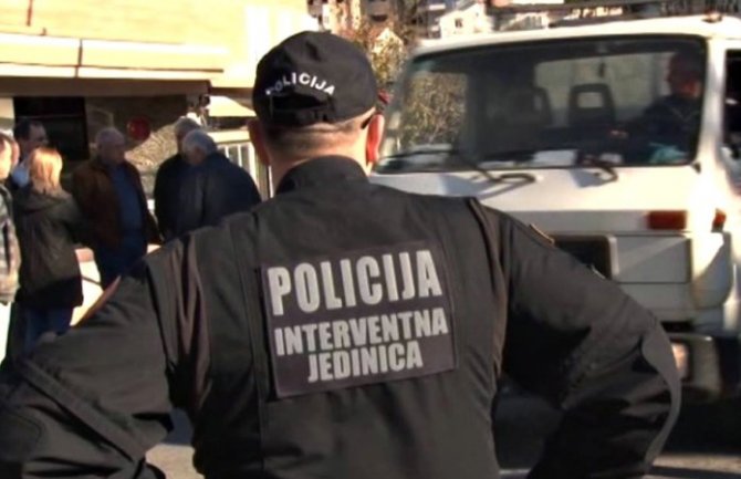 Oglasila se policija: Podgoričanin udario glavom o vrata vozila; Prijetio policajcima:Stric mi je načelnik, sve ću kući da vas poćeram