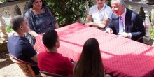 Đukanović posjetio kumove, četvorke iz Herceg Novog kojima je kumovao na rođenju (FOTO/VIDEO)