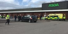 Automobil se zaletio u ljude ispred tržnog centra, petoro povrijeđeno (FOTO/VIDEO)