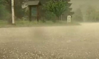 Kiša i grad veličine lješnika 20 minuta razbijao po Srbiji (VIDEO)