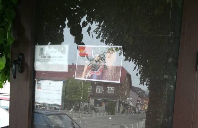 DCG: Plakat uvredljivog sadržaja po Martinovića izložen na mjestu predviđenom za čitulje