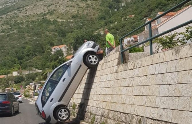 Vertikalni incident: Bizarno parkiranje na turističkoj magistrali(FOTO)