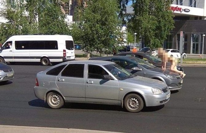 Gola djevojka zaustavljala automobile i pela se na haubu (Video)