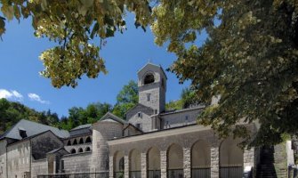 Mitropolija: Groblje Petrovića postalo mjesto za igranje karata, utočište za narkomane i pse lutalice