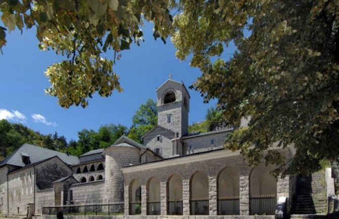Mitropolija: Groblje Petrovića postalo mjesto za igranje karata, utočište za narkomane i pse lutalice