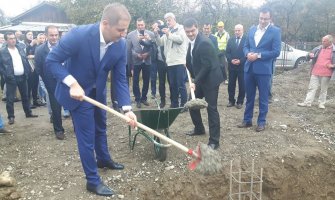 Plav: U Vojnom selu grade školu vrijednosti od oko 200 hiljada eura; Gradonačelnik: Mještani da se potrude da ima što više đaka