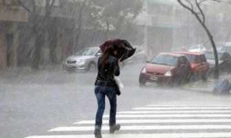 Jaka kiša i obilne padavine, sredinom dana razvedravanje