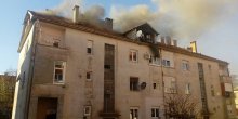 Nikšić: Požar u potkrovlju zgrade, vatrogasci se bore sa plamenom(FOTO)