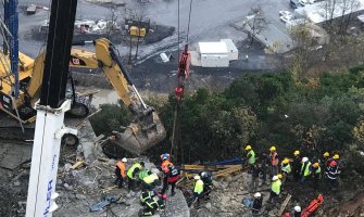Srušio se betonski blok na radnike, spašavanje u toku(FOTO)
