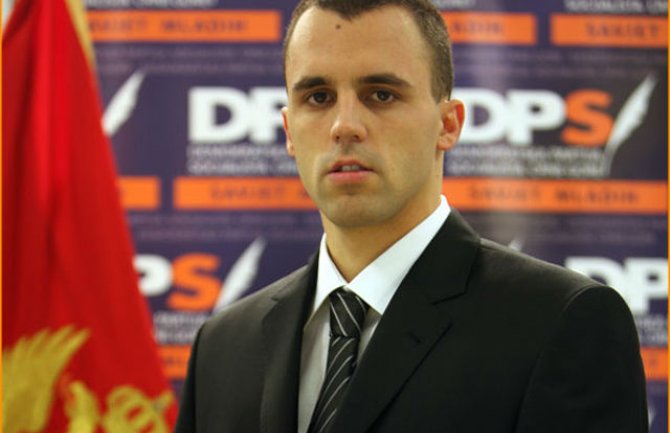 Pešić: DF ispred Skupštine kao kod kuće, ako ne bude prasetine, ni Kristal nije daleko