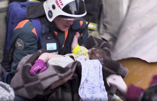Ispod ruševina izvučena živa beba 35 sati nakon eksplozije