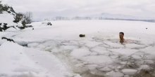 Izdržljiv kao Rus: Januarsko kupanje u zaleđenom jezeru Krupac (VIDEO)