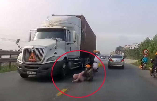 Sjajna reakcija spriječila tragediju: Majka čudesno izvukla dijete ispred točkova šlepera (VIDEO)