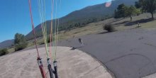 Paraglajderista se spuštao na tlo, a tamo ga dočekao razjareni kengur (VIDEO)