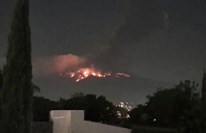  Meksiko: Proradio Popokatepetl, izbacivao dim u visini od 3.000 metara
