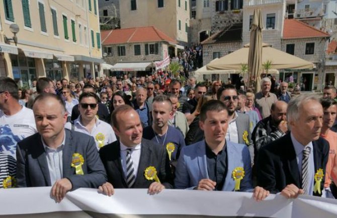 Protest u Herceg Novom: Ustala je poštena Crna Gora, Srbin i Bošnjak, Crnogorac i Hrvat, vjernici i ateisti, studenti i penzioneri...