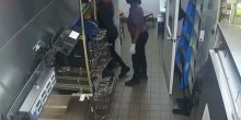Skandalozan snimak: Šefica napala trudnicu što često izlazi na pauzu, pa počela da je davi(VIDEO)