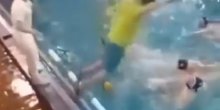 Nesvakidašnji događaj obilježio vaterpolo utakmicu: Trener skočio na glavu igraču (VIDEO)