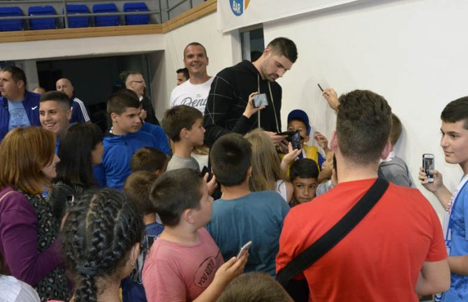 Vučević u Baru: Selfiji i autogrami za najmlađe