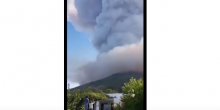 Erupcija vulkana na ostrvu Stromboli: Turisti od straha skakali u more, jedan stradao(VIDEO)