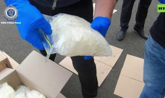 Kombijem punim narkotika udarili u policijski automobil (VIDEO)