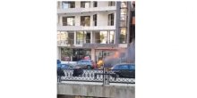 Ulcinj: Automobil u plamenu u pokretu, udario u parkirana vozila i zaustavio se (VIDEO)