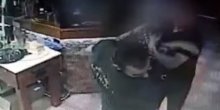 Incident u poslastičarnici: Išamarala konobara zbog hladne kafe(VIDEO)