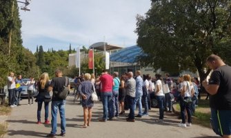 Lekcija br. 2 5. oktobra ispred zgrade Ministarstva prosvjete