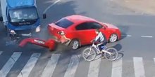 Pogledajte kakav sudar je preživio biciklista (VIDEO)