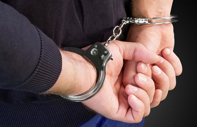 Uhapšen zbog ilegalnog posjeda oružja, odbacio pištolj sa 15 metaka