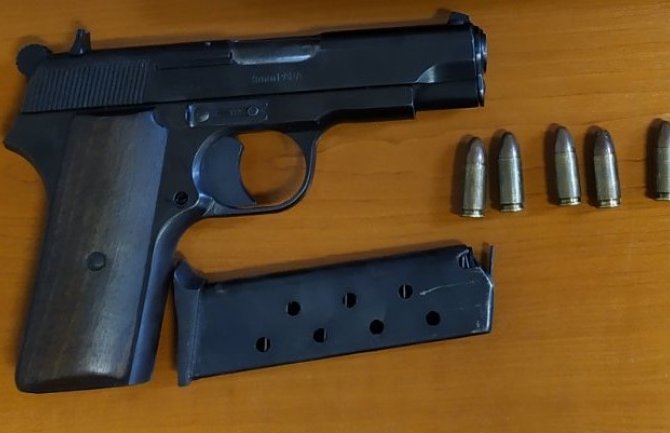Nikšićanin uhapšen u Kotoru zbog oružja u ilegalnom posjedu 