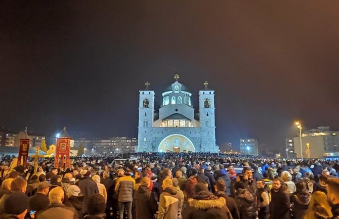 Vlada pozdravila odluku Mitropolije da obustavi javna okupljanja