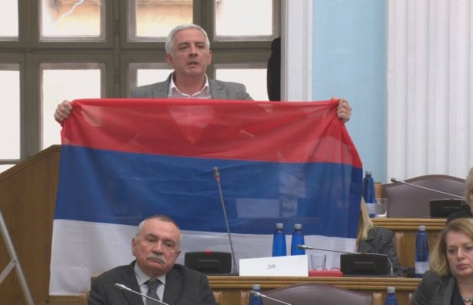 Vučurović raširio trobojku u Skupštini, Radunović poslanici DPS-a: Bagro,lažeš