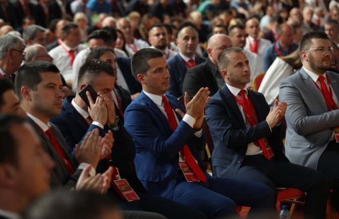 Klub poslanika Demokrata: Ukinuti privilegije državnim funkcionerima