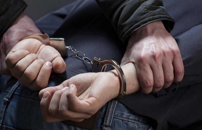 Uhapšen Cetinjanin, prijetio i vrijeđao službenicu Uprave za bezbjednost hrane