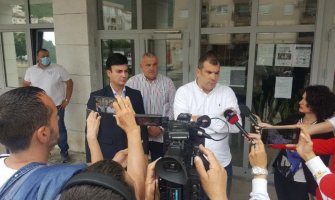 Poslanici Demokrata u zgradi SO Budva dok se ne riješi politička kriza