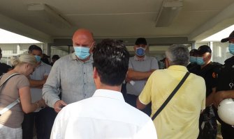 Carević i Radović ponovo zaustavljeni na ulazu u zgradu Opštine Budva