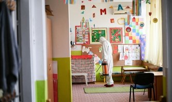 URA pozvala Vladu da omogući ponovno plaćeno odsustvo roditelju sa posla zbog zabrane rada vrtića