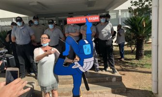 Guranje na ulazu zgrade Opštine Budva, Bajković izradila budvansku kupačicu kao policajca