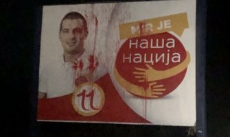 Demokrate: Bilbord prekriven crvenom farbom simbolizuje krv i želju za osvetom