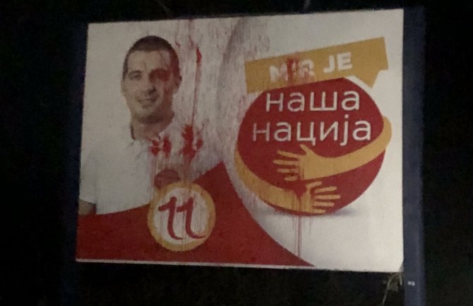Demokrate: Bilbord prekriven crvenom farbom simbolizuje krv i želju za osvetom