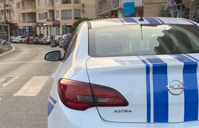 Uhapšeno pet osoba zbog zloupotrebe narkotika i posjedovanja oružja, zaplijenjen novac i tri motorna vozila