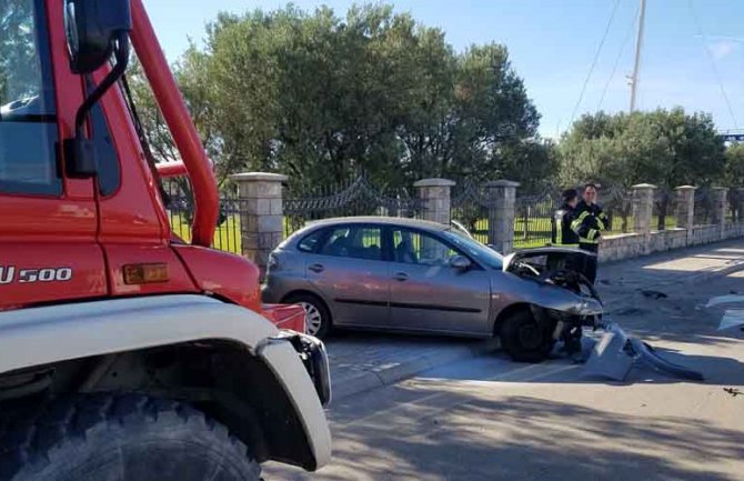 Bar: Automobil se zapalio nakon udara u zid
