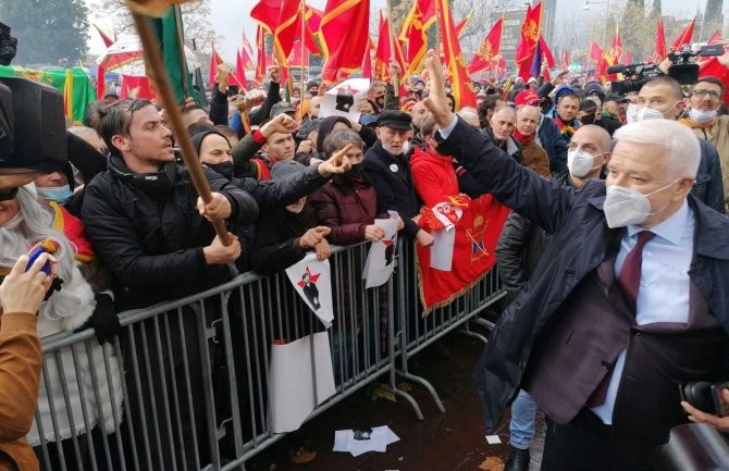 Batrićević: Nećemo se stidjeti pred potomcima, dolje izdajnici