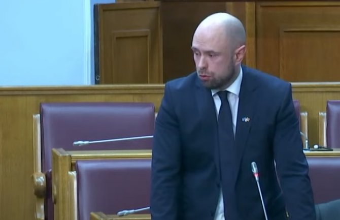 Vlada Crne Gore ne može povući odluku o protjerivanju Božovića