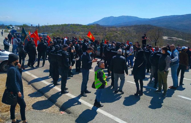 Opet blokada puta NK-PG: Danas veličanstveni skup Crnogoraca na Bogetićima