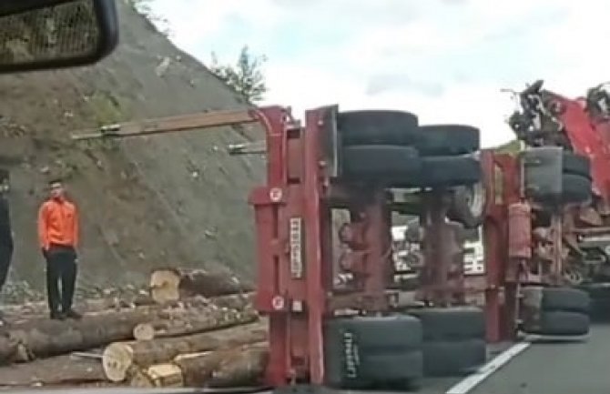 Saobraćajna nezgoda u mjestu Slijepač most, prevrnuo se šleper sa drvnom građom