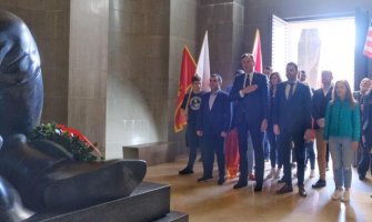 Krivokapić tradicionalno položio vijenac na Mauzoleju povodom 21. maja