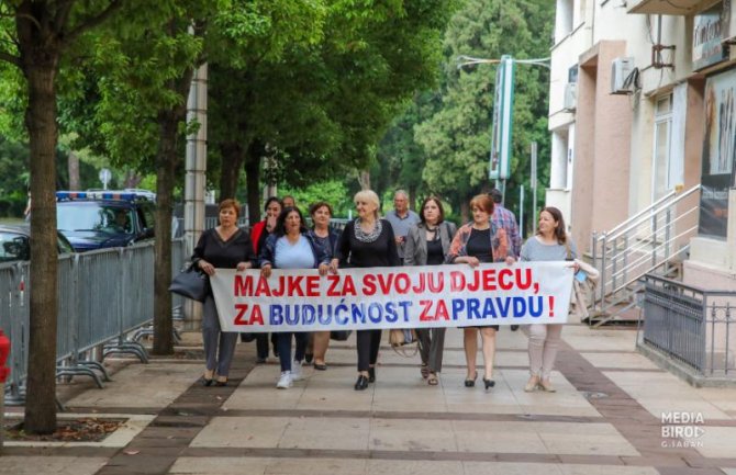 Usvojeni zakoni za majke, dječje dodatke i povećanje minimalne penzije