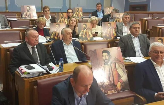 DF: Pad rejtinga hoće privremeno da zaustave krađom našeg predloga